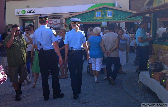 Strazniczka miejska z pałą słusznych rozmiarów