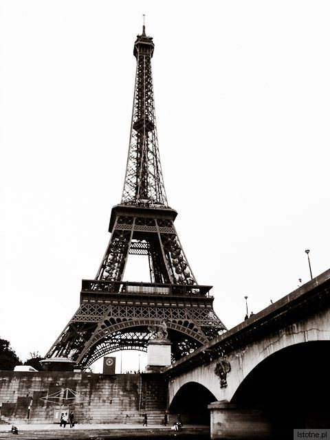Wieża Eiffla od strony kanału