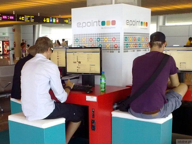 Drogi Facebooku. Jestem na lotnisku, mam chwilę wolnego...