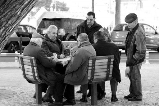 Karciarze w jednym z parków w Sztokholmie.
