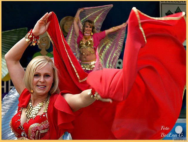 Pokaz pięknego  tańca na  festynie rodzinnym.