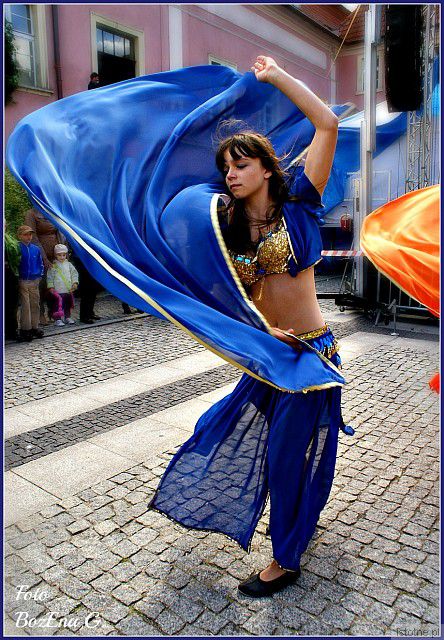 Pokaz tańca na festynie  rodzinnym.