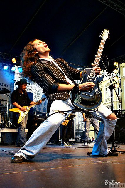 brawurowy  popis gitarzysty