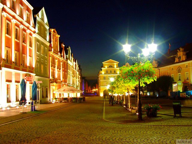 Wrześniowa noc na bolesławieckim Rynku.