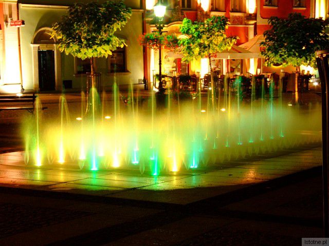 Wrześniowa noc na bolesławieckim Rynku.