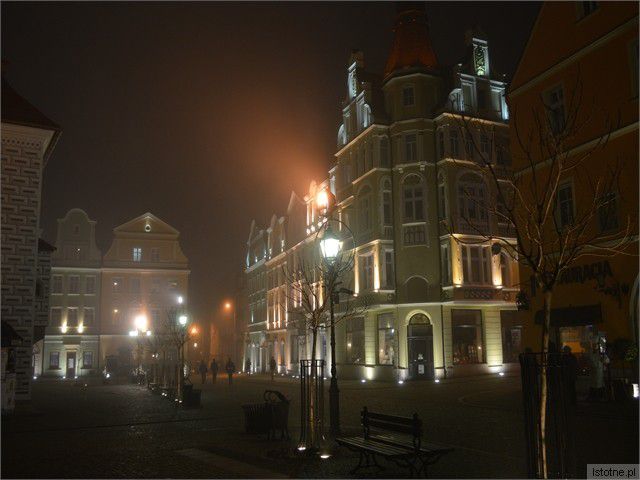 boleslawiec noca we mgle