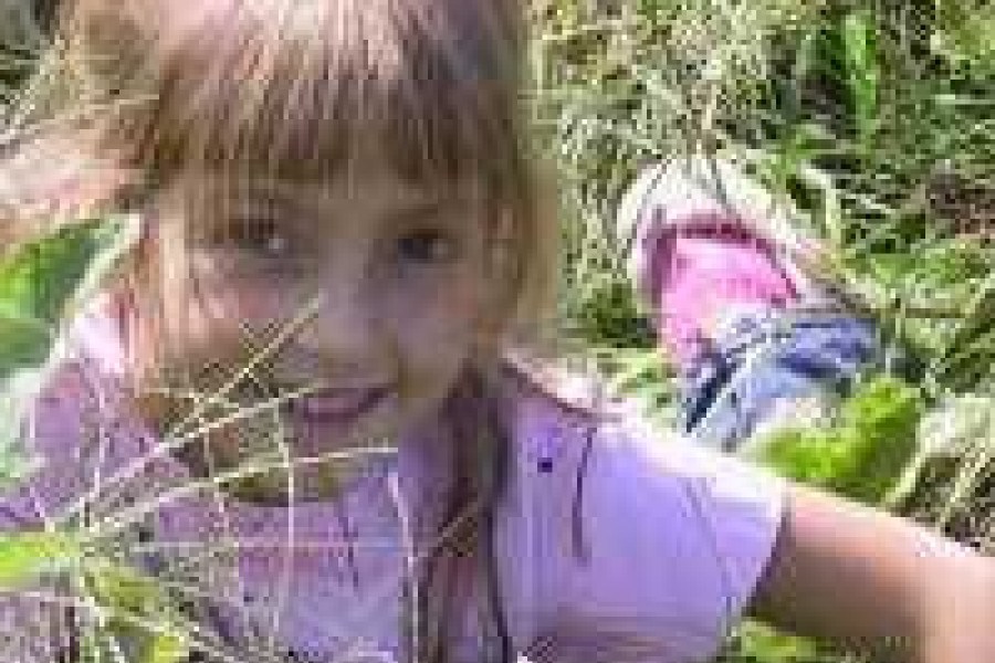 dziecko zabawa trawa