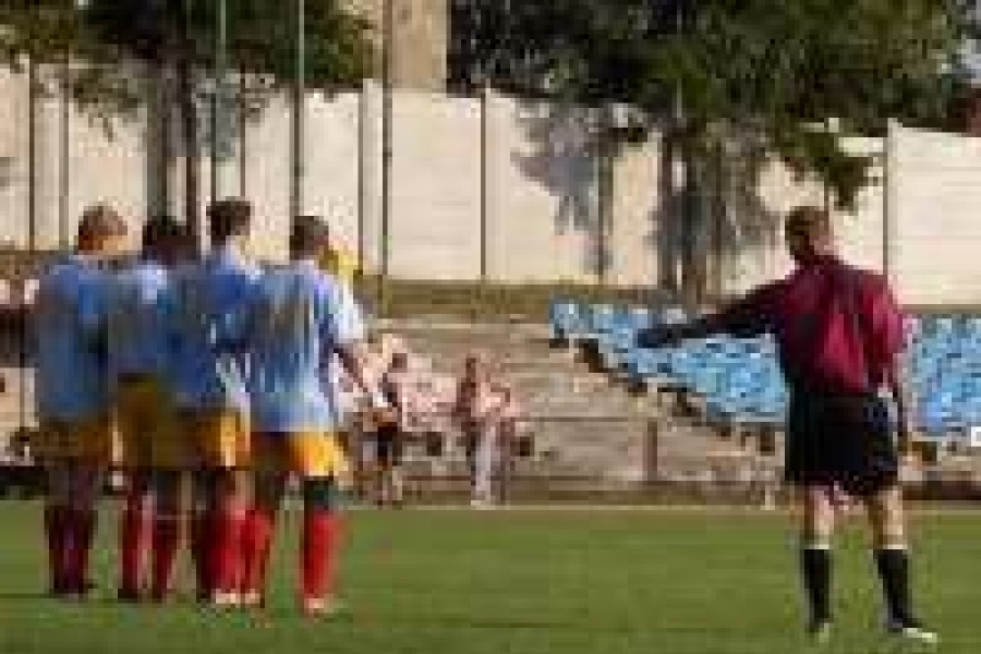 mecz piłka nożna sędzia piłkarz