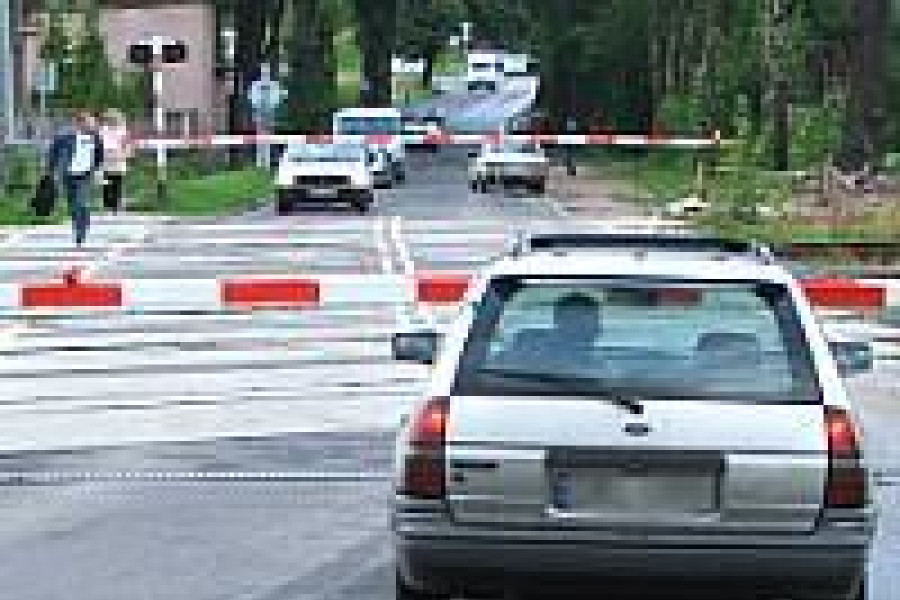 przejazd kolejowy samochód ruch drogowy