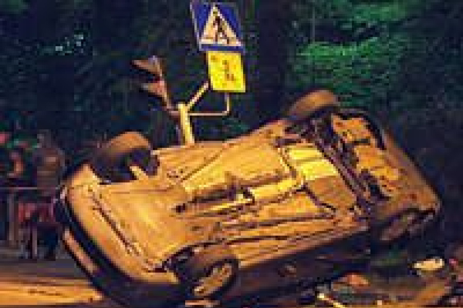 auto wypadek tunel dachowanie