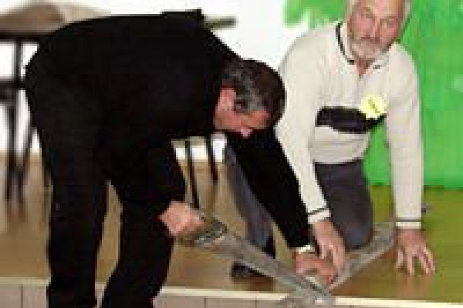 mężczyzna piłować deska