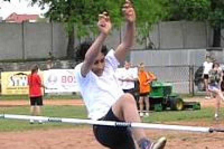 skok wzwyż chłopak zawody