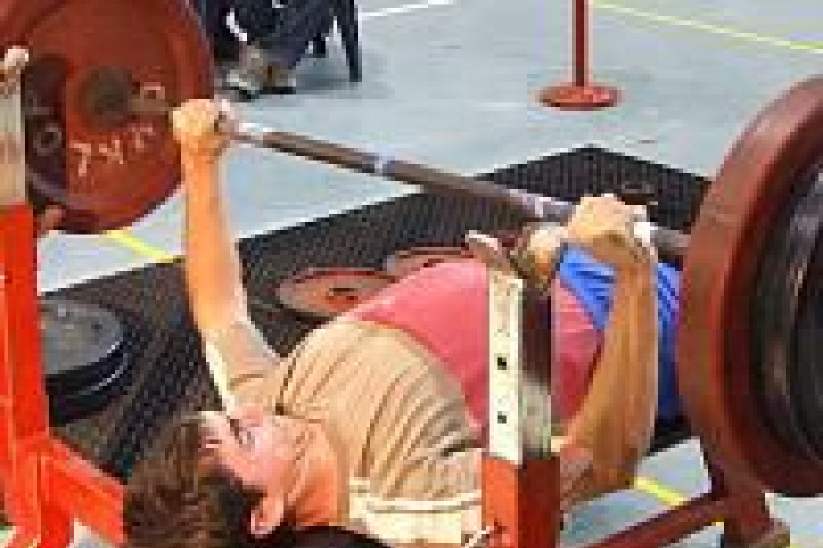 wyciskanie sztanga zawodnik