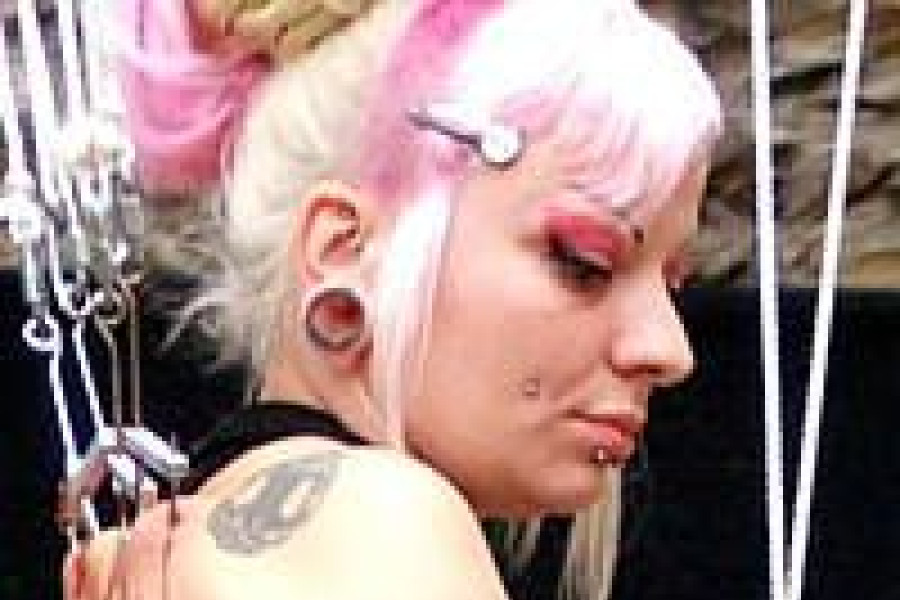 kobieta plecy piercing