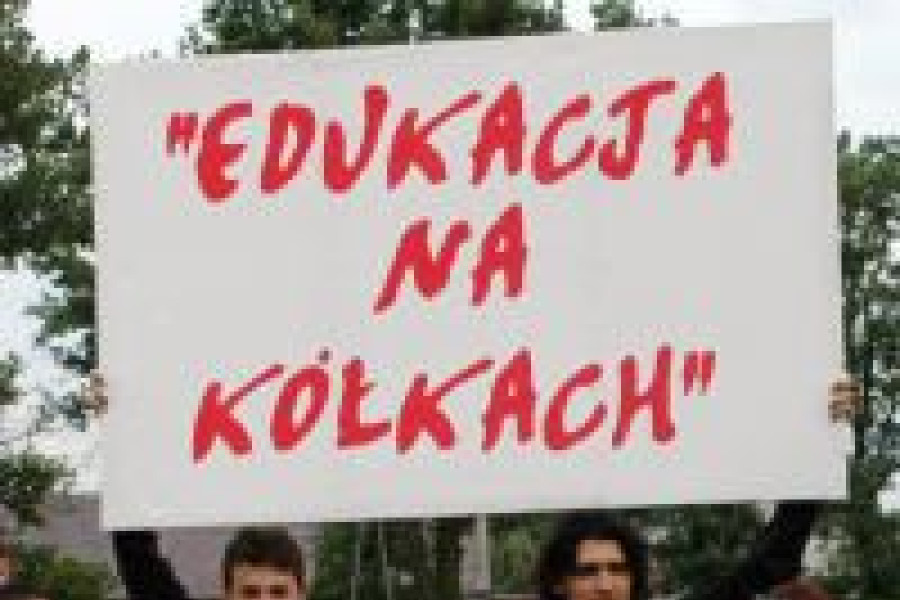 mężczyzna napis edukacja na kółkach