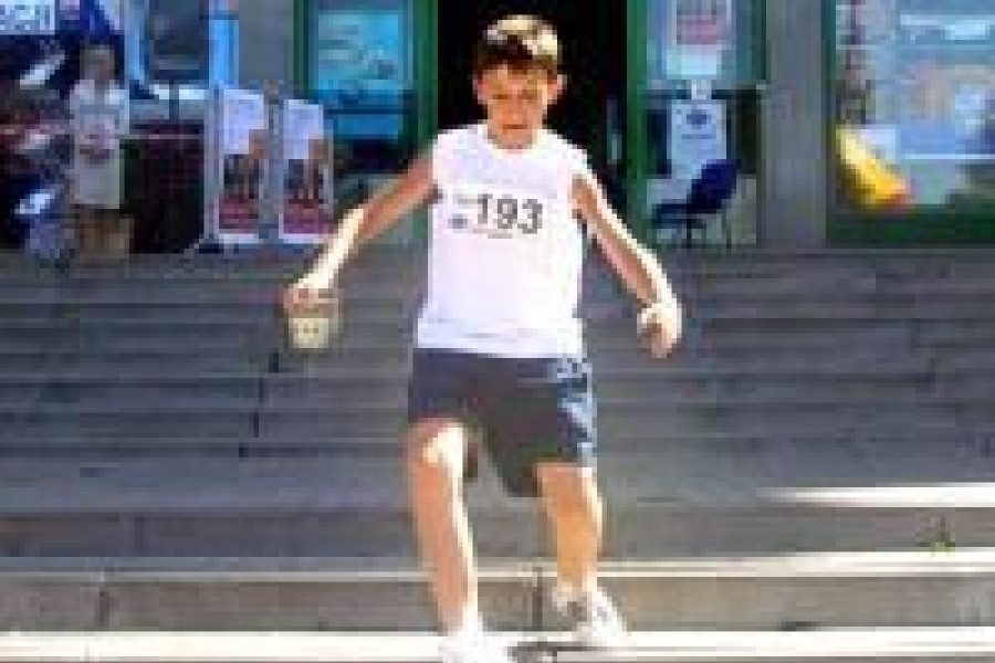 chłopiec bieg schody