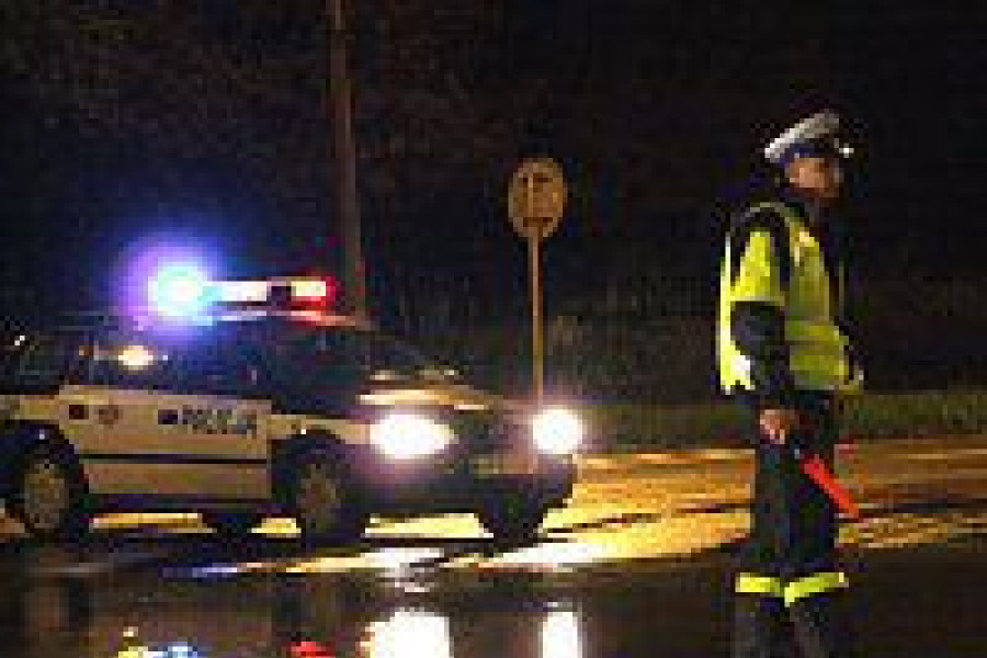 policjant zalana ulica