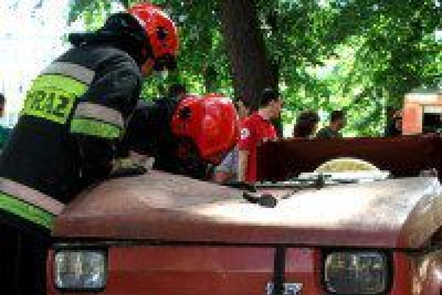 strażak wrak fiat 126p