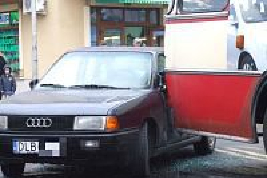 kolizja łokietka audi autobus