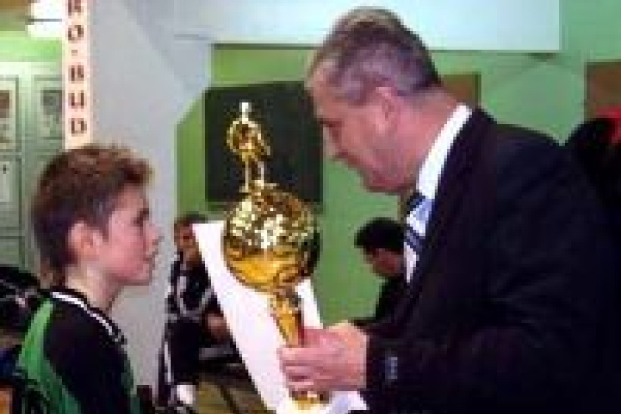 piłkarz pucha mężczyzna