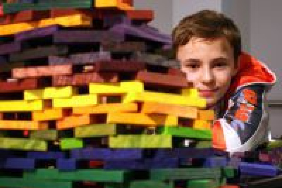 chłopiec budowla klocki