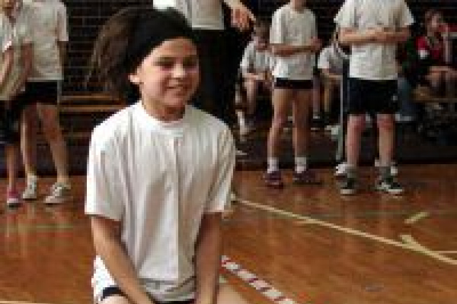 dziewczynka dmuchana piłka