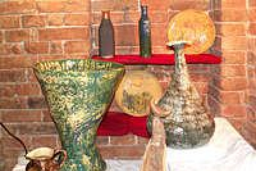 talerz dzban dzbanek wazon ściana cegła