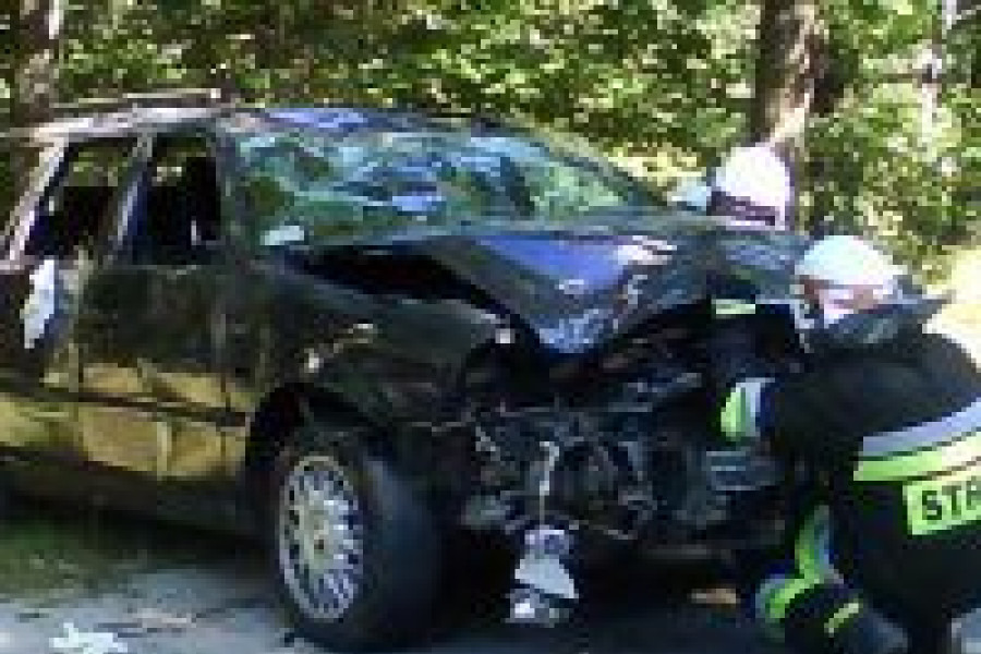 strażak wrak auto