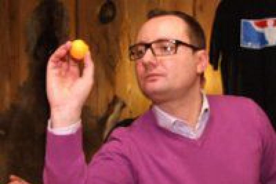 mężczyzna piłeczka