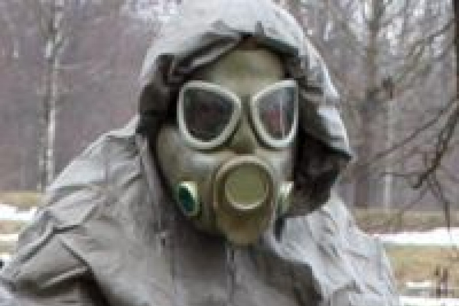 człowiek maska przeciwgazowa