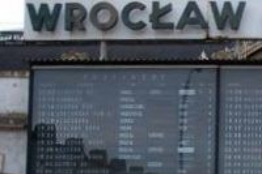 Napis Wrocław tablica z rozkładem jazdy pociągów