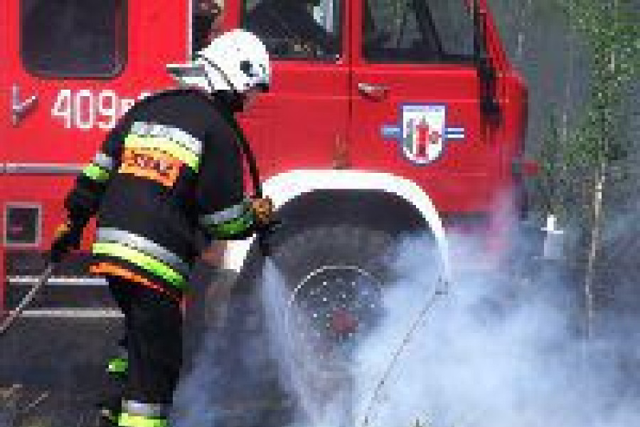 strażak trawa pożar