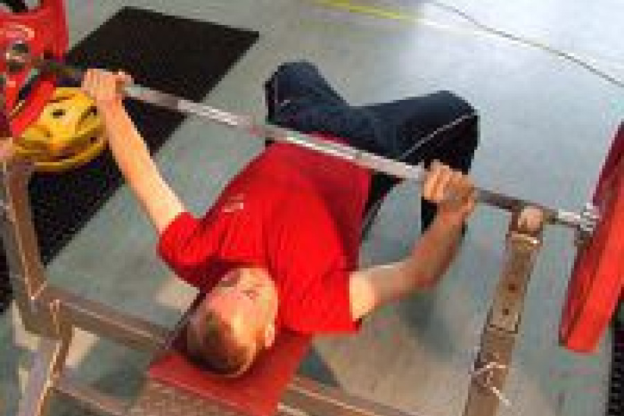 mężczyzna sztanga wyciskanie