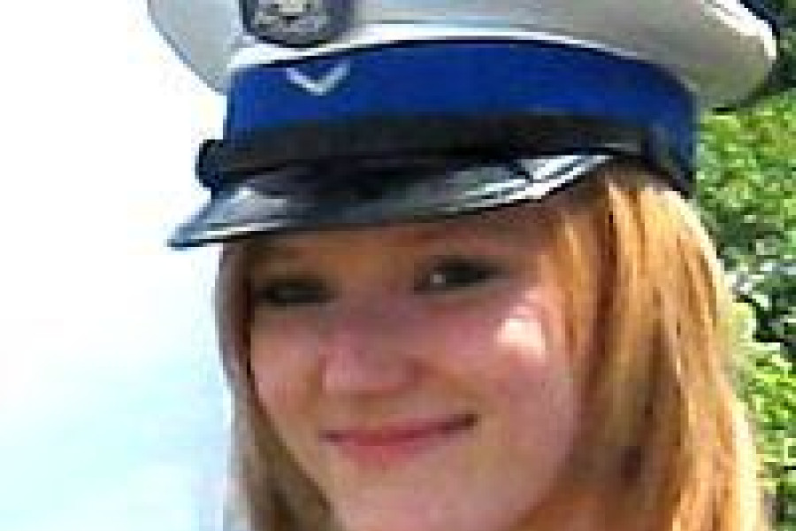 Dziewczyna czapka policyjna