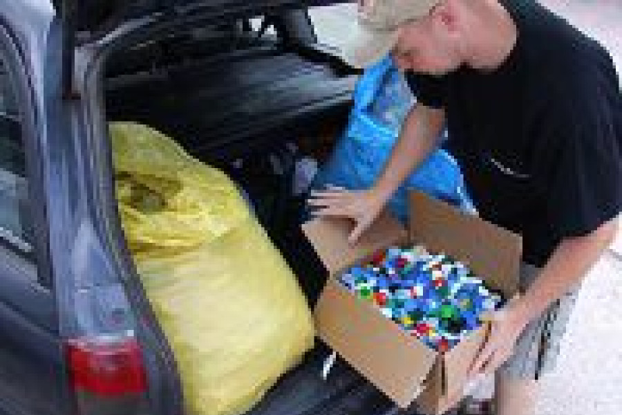 mężczyzna karton auto