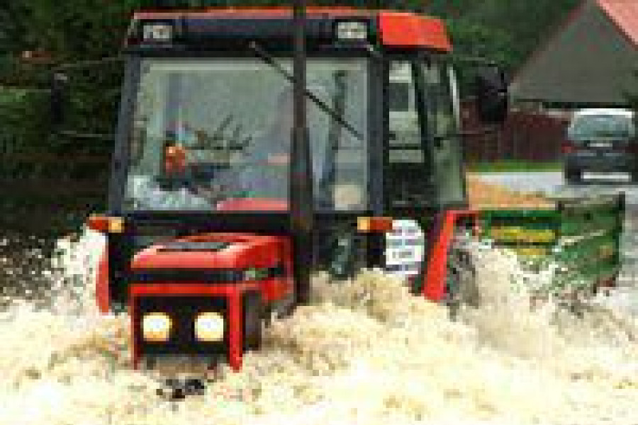 traktor woda powódź