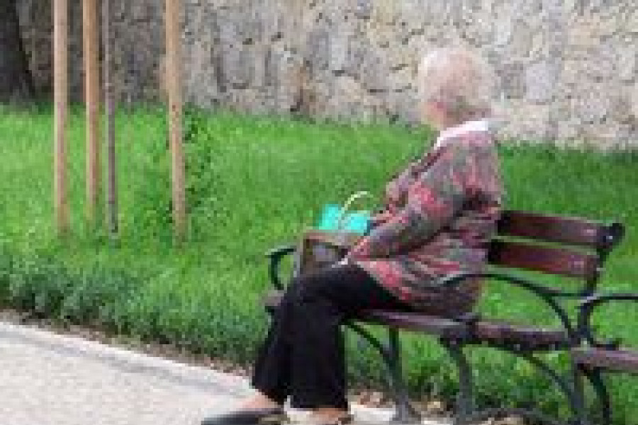 samotność ławka człowiek starość