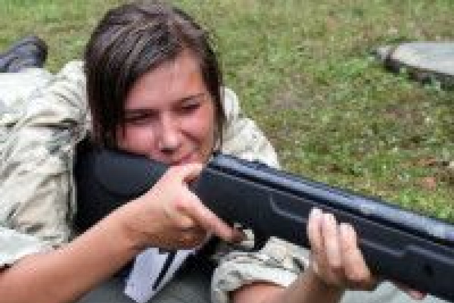 dziewczyna karabin
