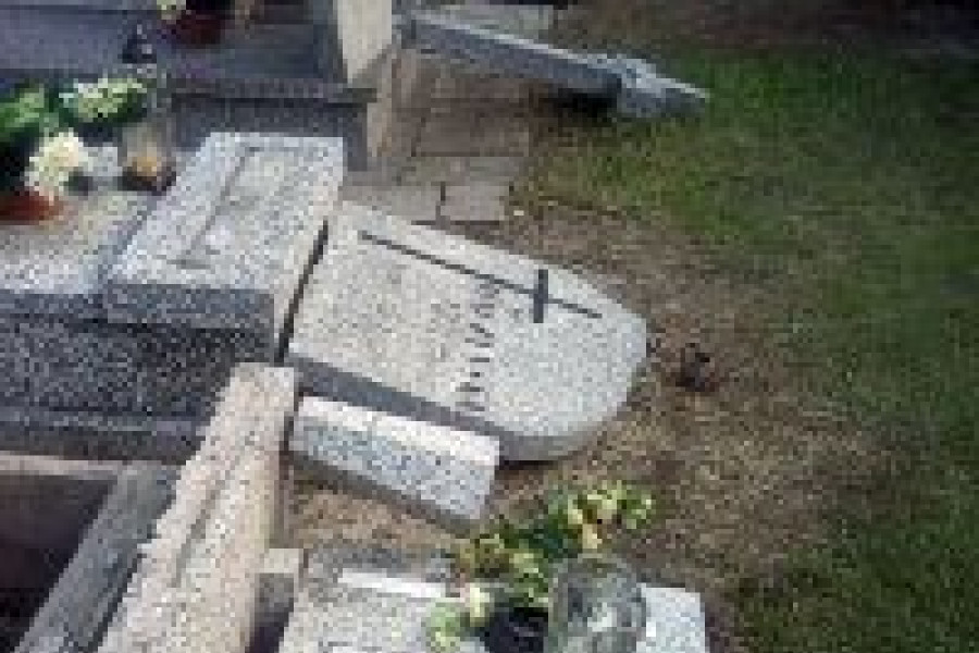 grób wandal wykroty