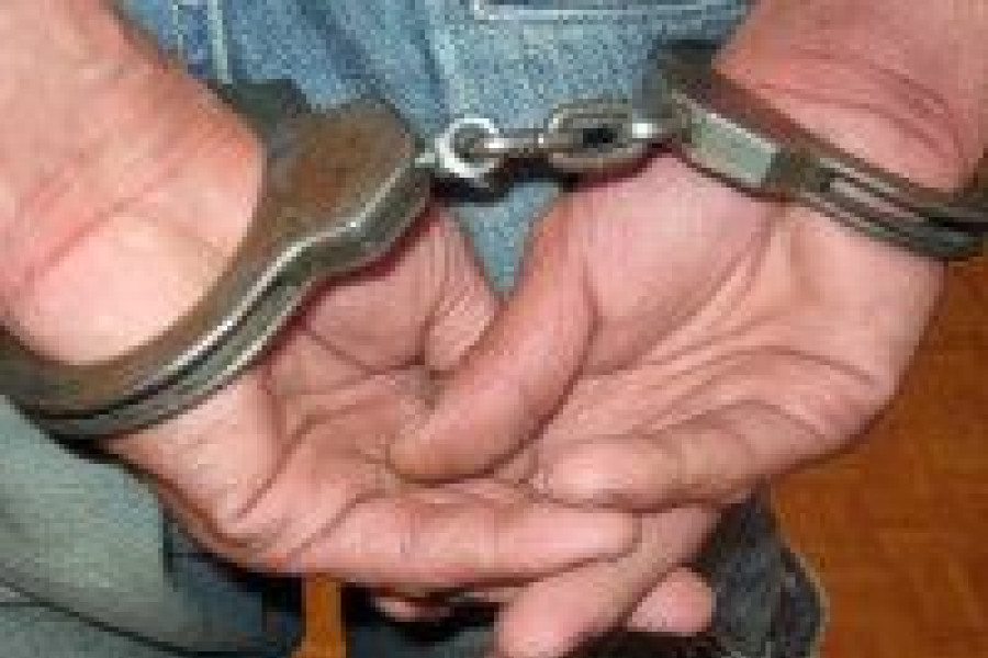 mężczyzna kajdanki