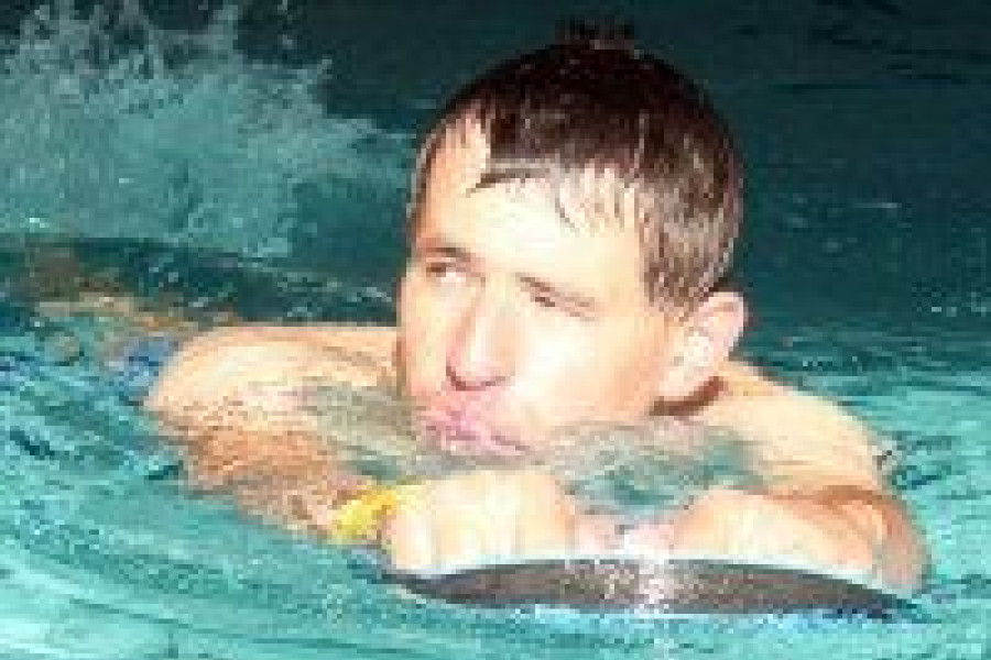 niepełnosprawny pływak