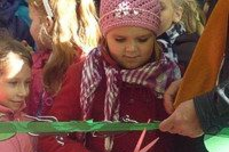 dziewczynka przecięcie wstęgi