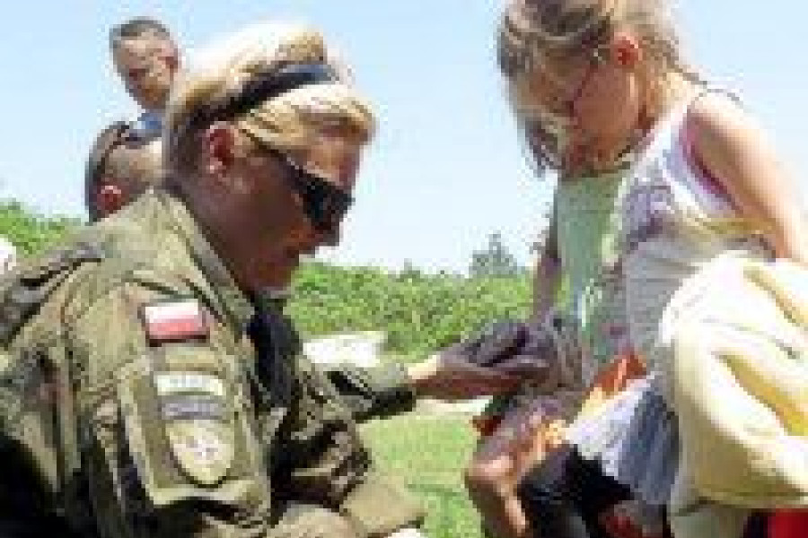 kobieta dziewczynka żołnierz