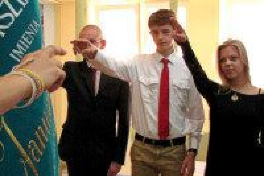 uczennica uczeń iilo sztandar ślubowanie