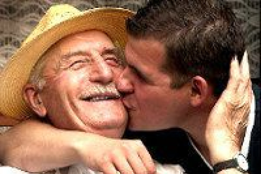 mężczyzna dziadek pocałunek