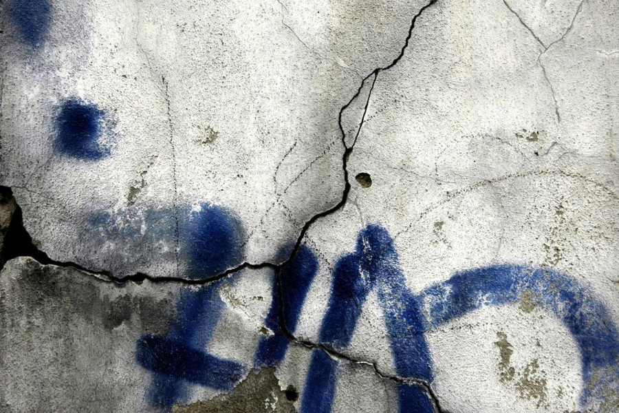 ściana elewacja spray wandal