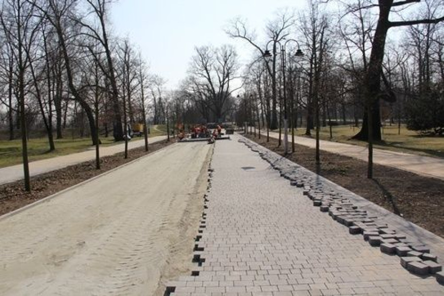 Pięknieją parkowe aleje