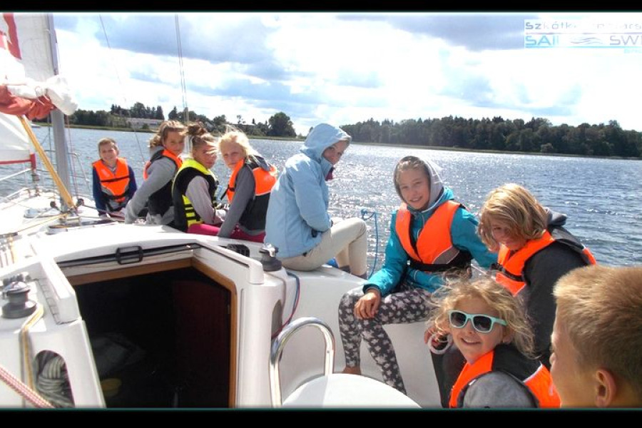 półkolonia żeglaska dziewczyna kajak