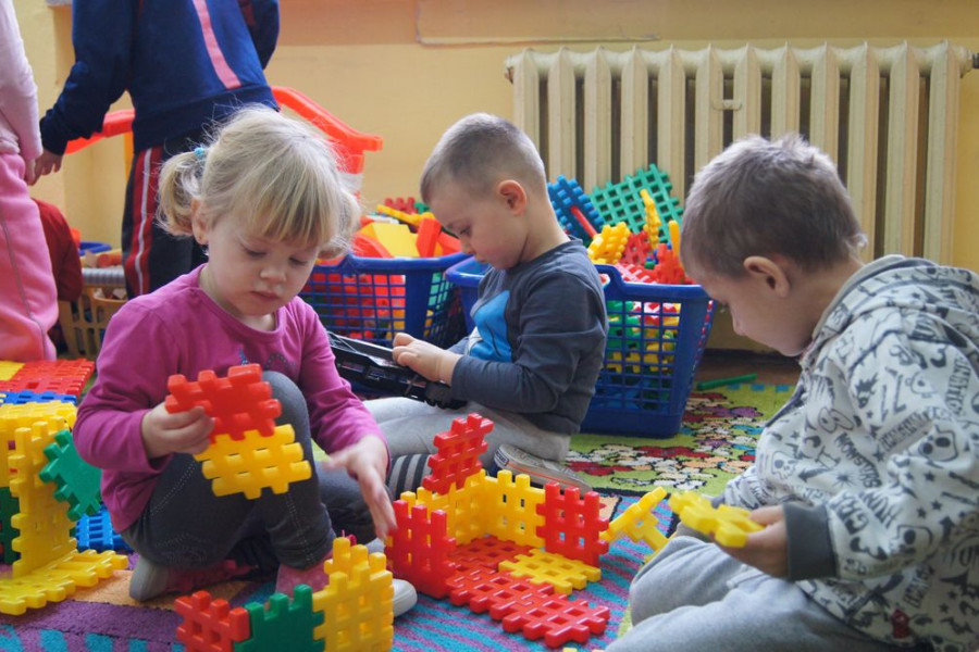 dzieci przedszkole zabawa