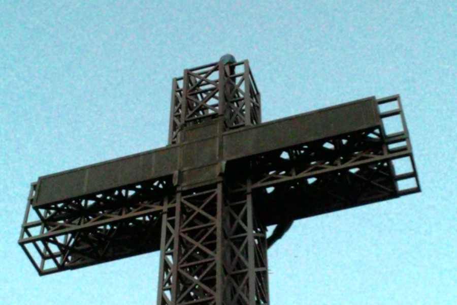 krzyż milenijny mężczyna